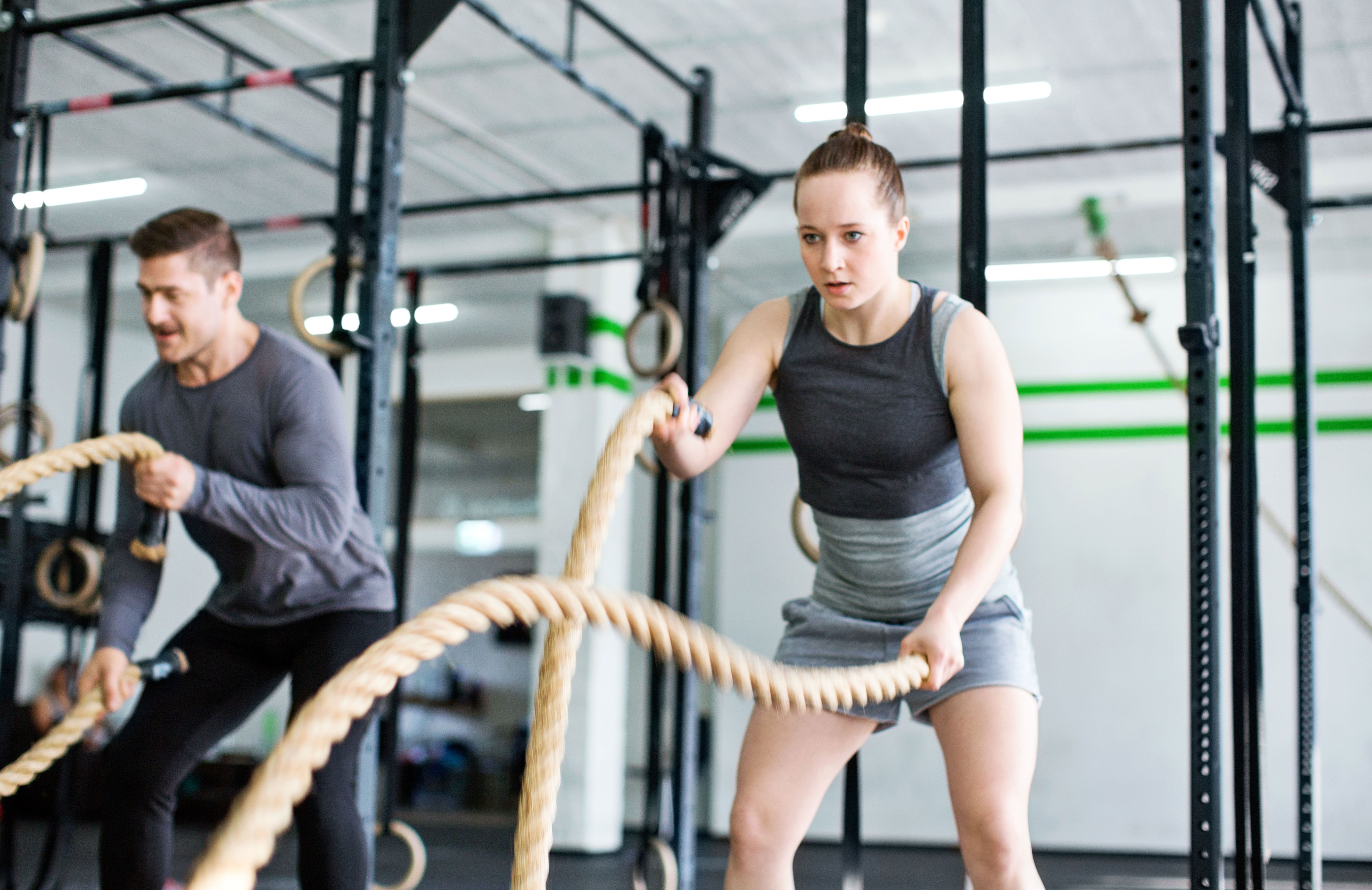 Strong focus. Канат для кросс тренинга. Удары канатом. Battle Rope. Фитнес вертикальные канаты мужчина.