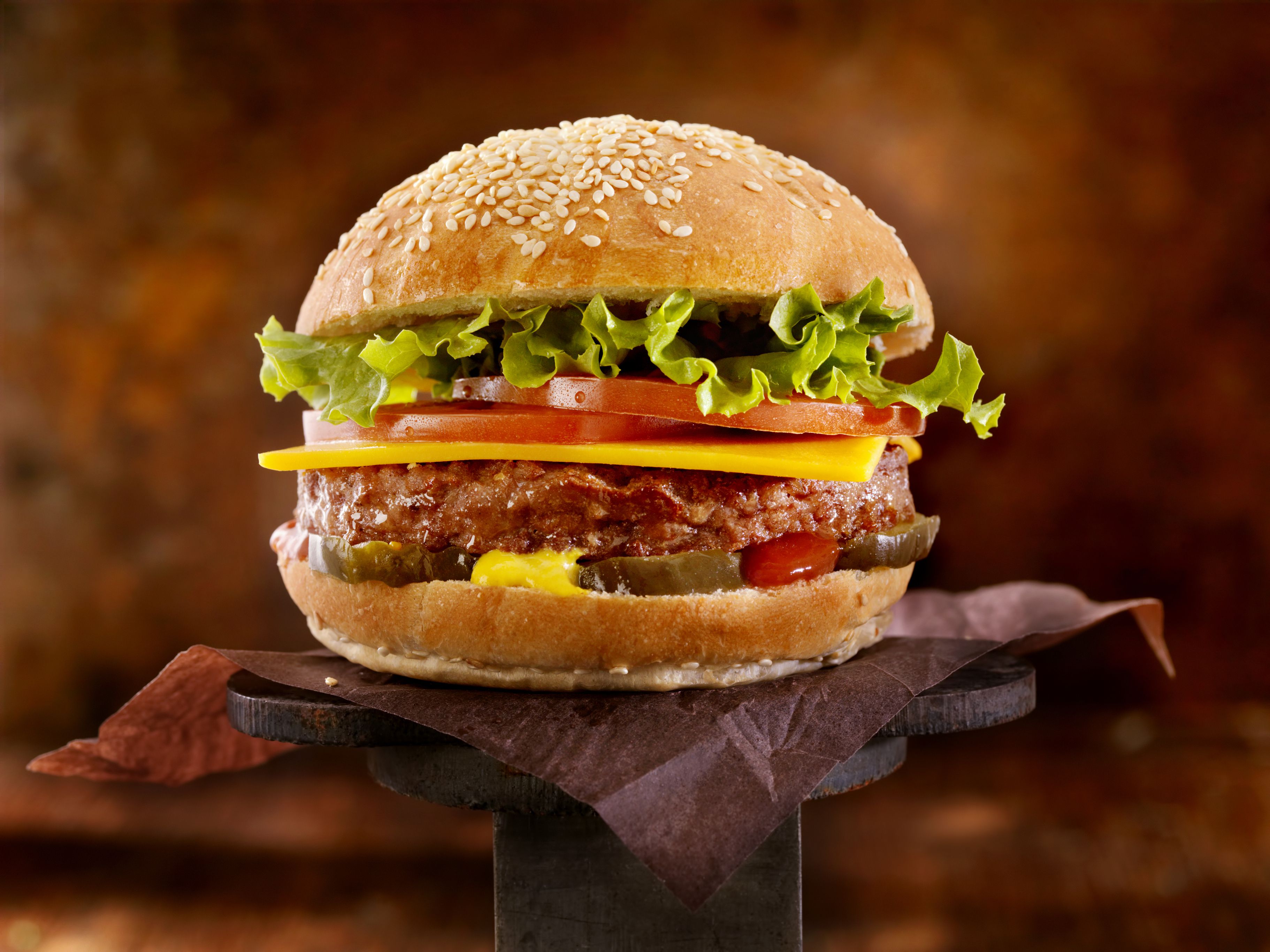 Биг бургер зеленогорск. Бургеры в огне. Огромный гамбургер. Огромный бургер. Человек ест бургер.