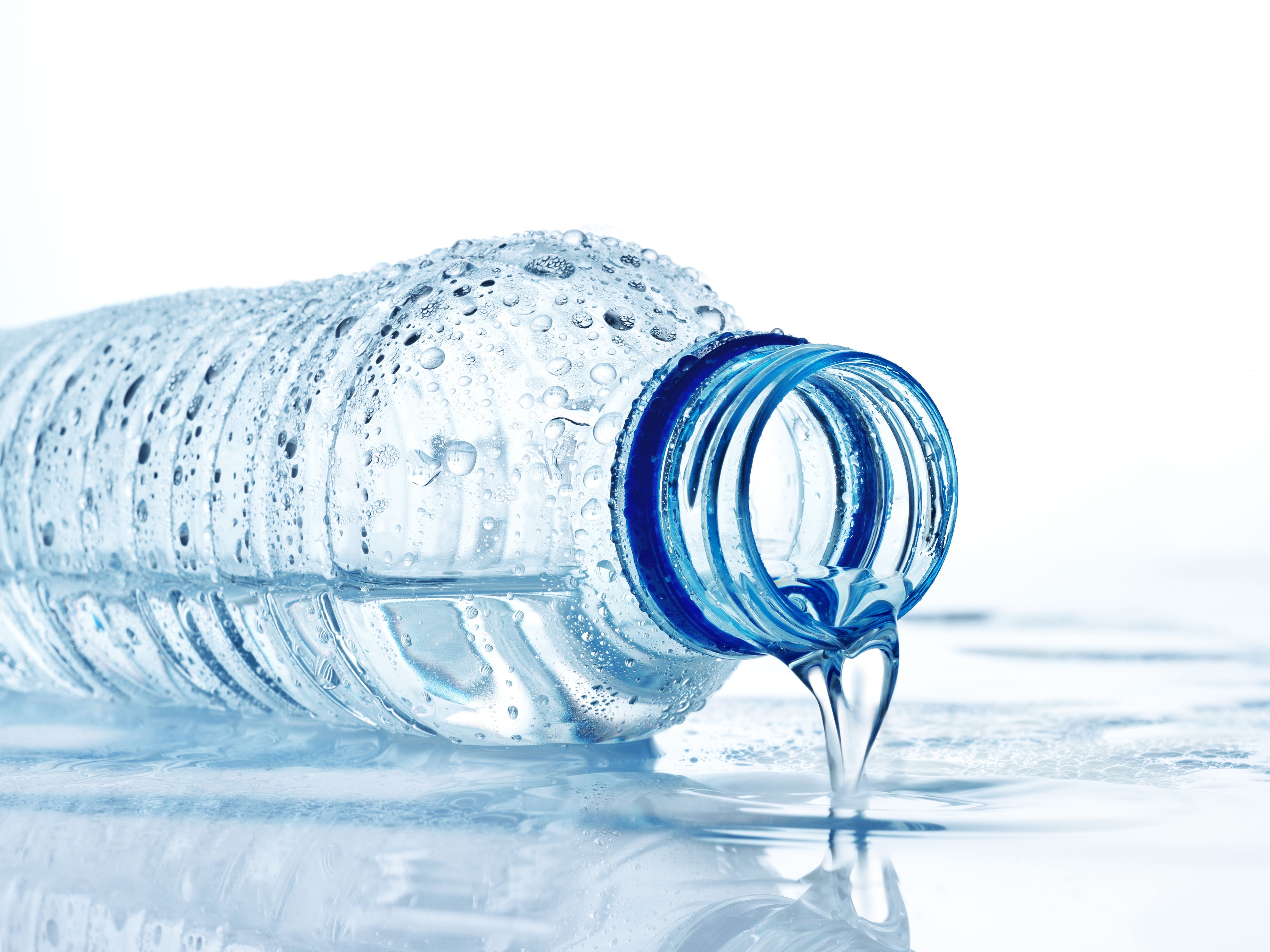 Питьевая вода лед. Бутылка для воды. Бутилированная вода. Бутилированная минеральная вода. Креативные бутылки для воды.