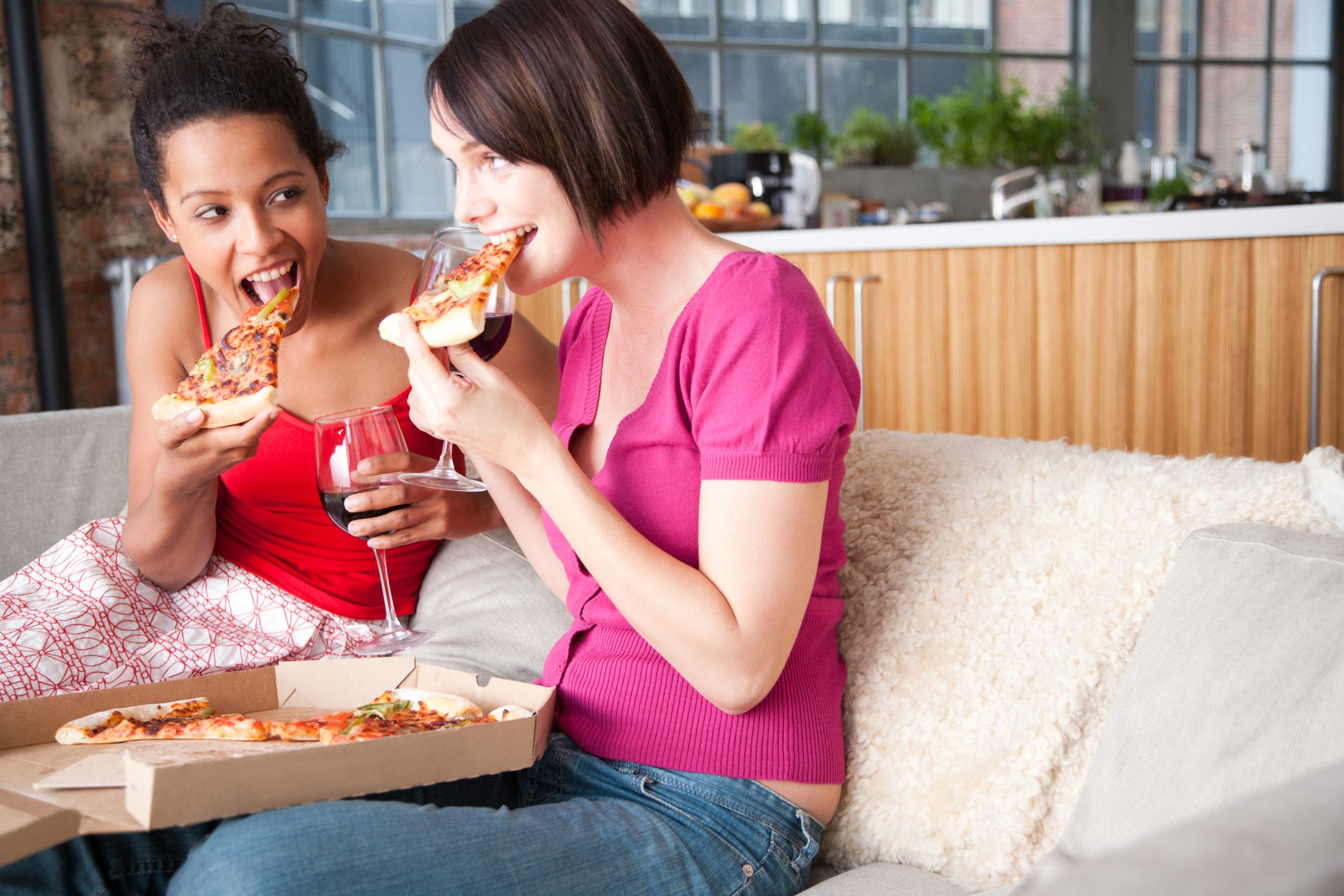 You re allowed. Пицца женщина. Девушка наслаждение пиццей. Аппетитная пища и люди. Люди едят пиццу.
